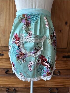Vintage 70’s Apron Floral Pattern Ribbon Ties White Lace Trim Blue Red Orange